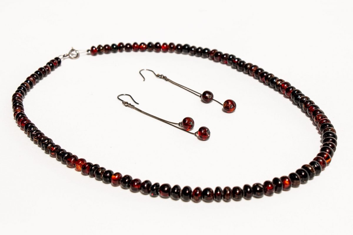 Collar y par de aretes de ámbar rojo