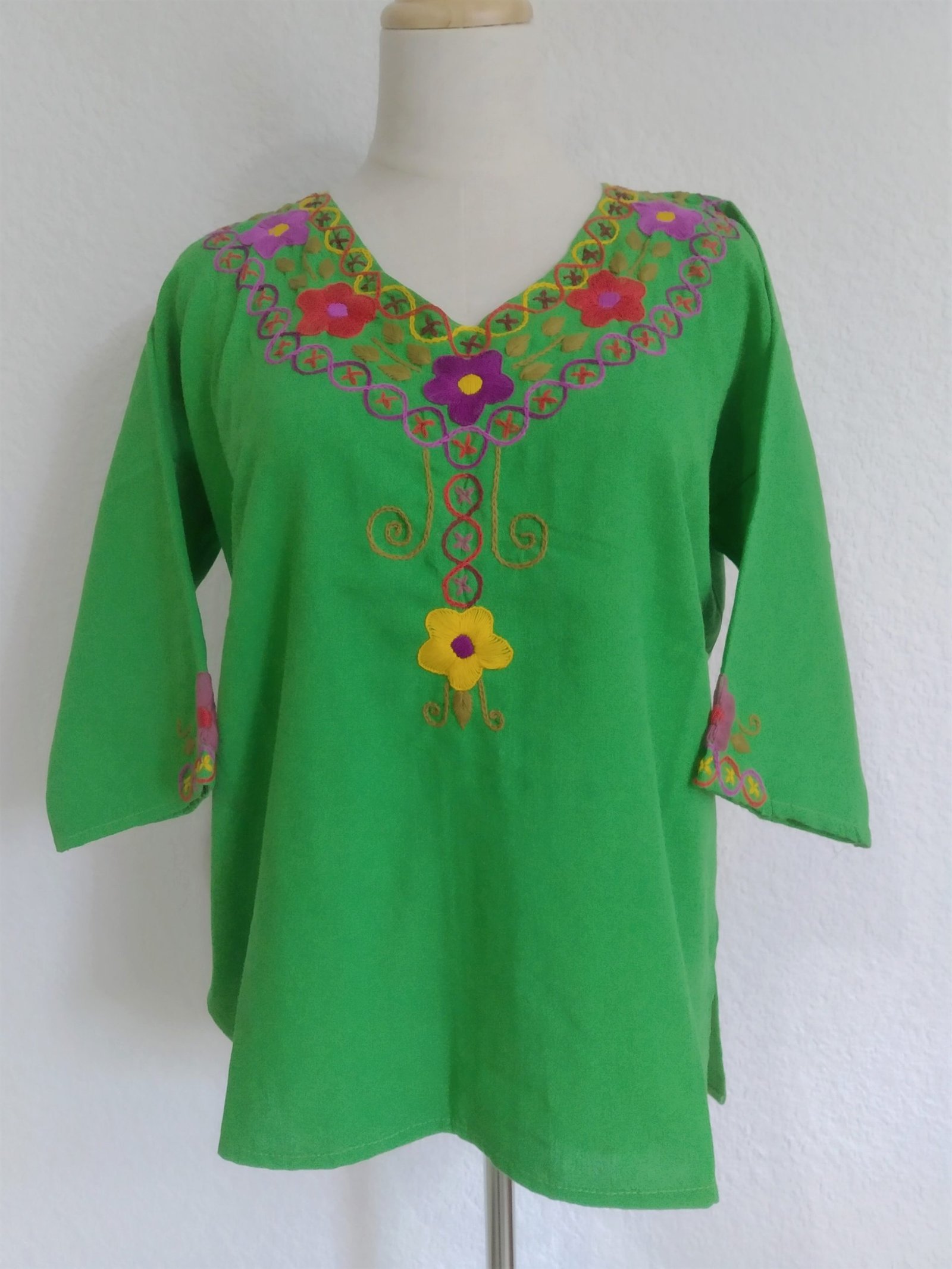 Blusa flores verde bordada a mano. Talla 32-34 (Mediana)