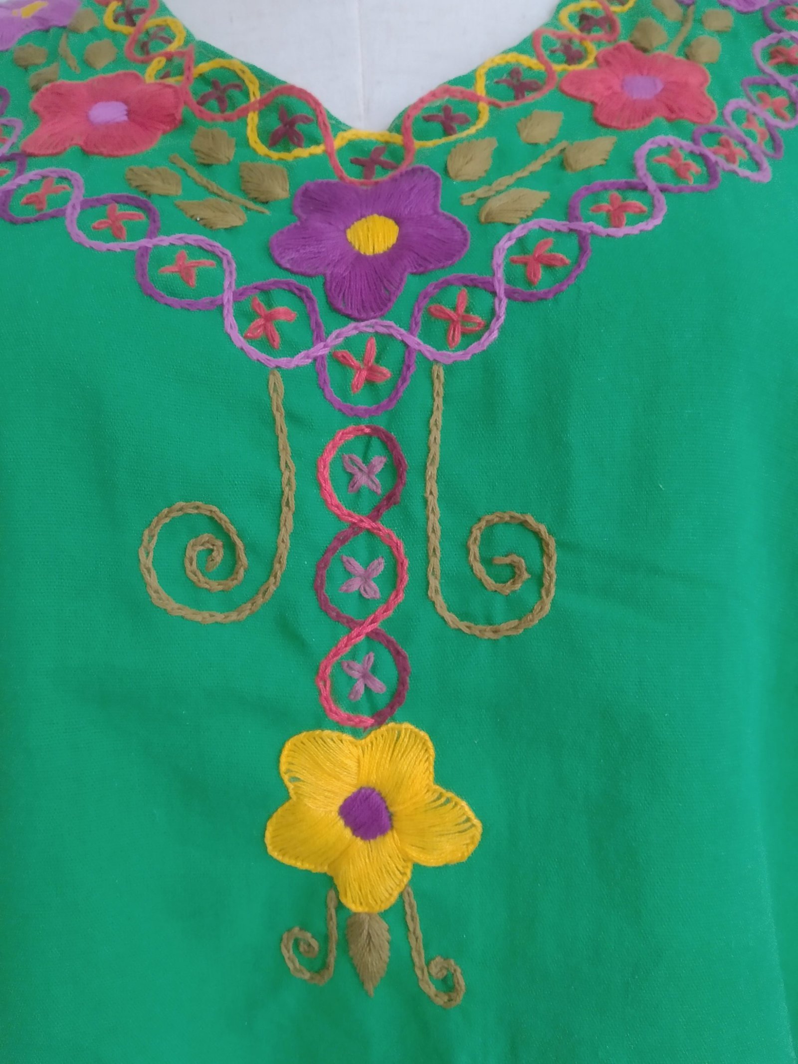 Blusa flores verde bordada a mano. Talla 32-34 (Mediana) - Imagen 3