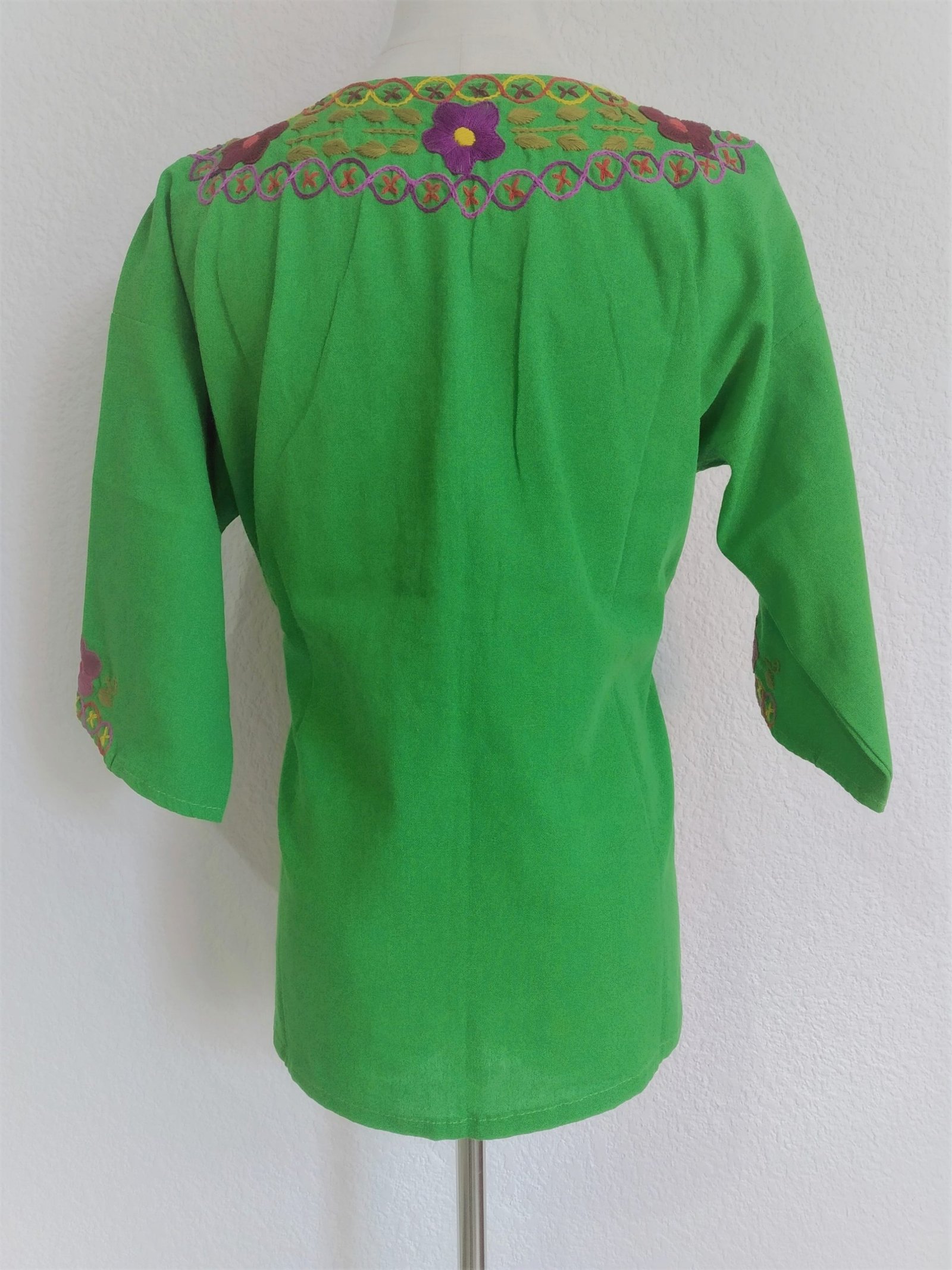 Blusa flores verde bordada a mano. Talla 32-34 (Mediana) - Imagen 4