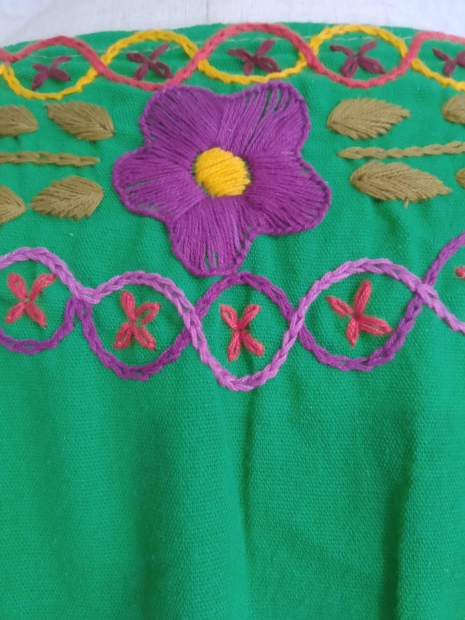 Blusa flores verde bordada a mano. Talla 32-34 (Mediana) - Imagen 5