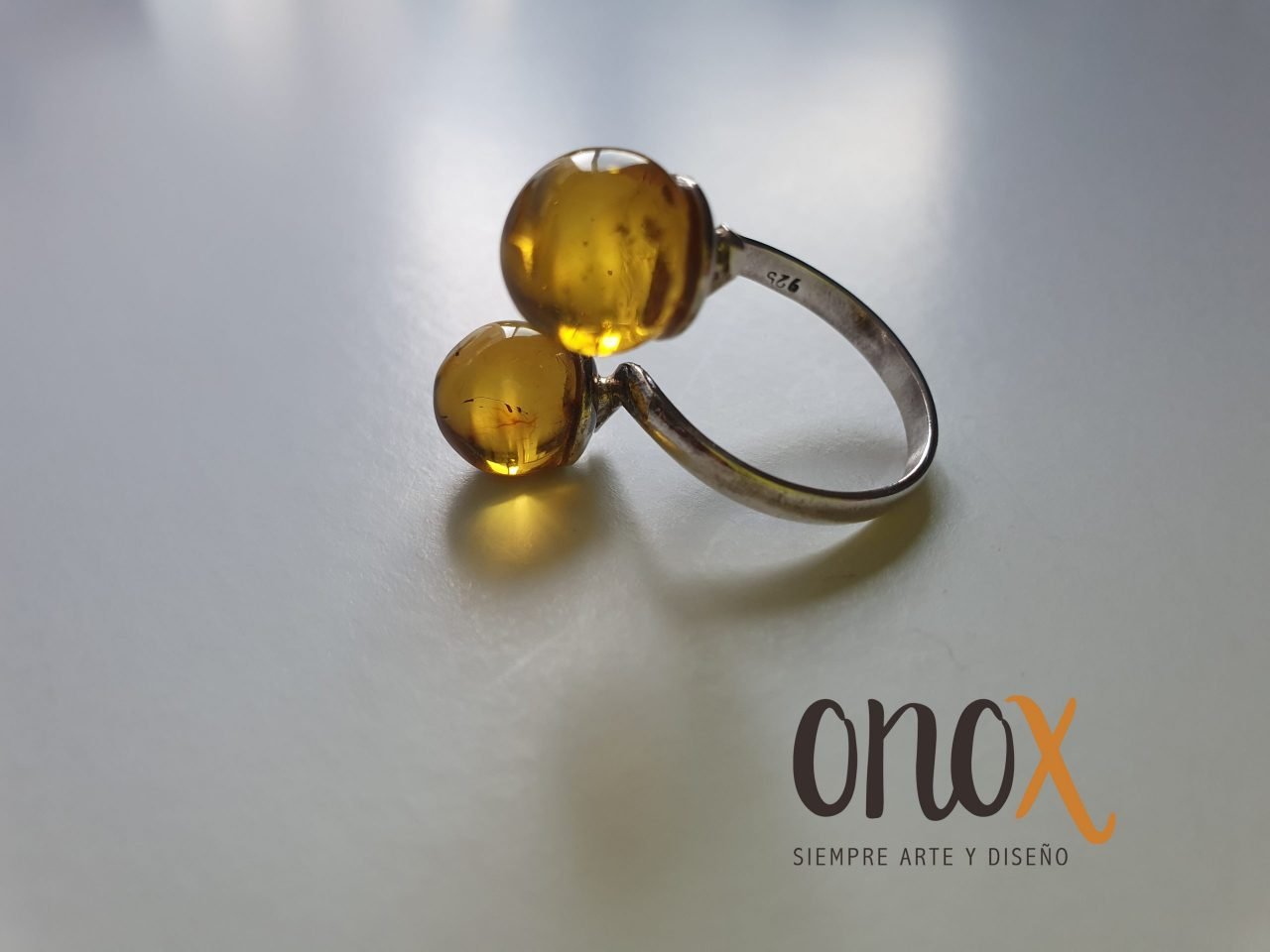Anillo dos esferas ámbar claro - Imagen 3