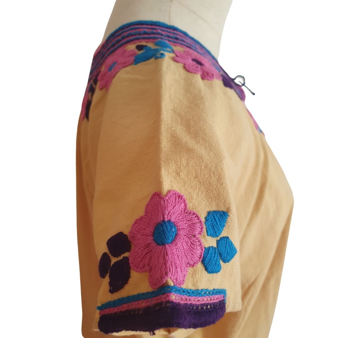 Blusa flores beige bordada a mano. Talla 36 (Grande) - Imagen 3