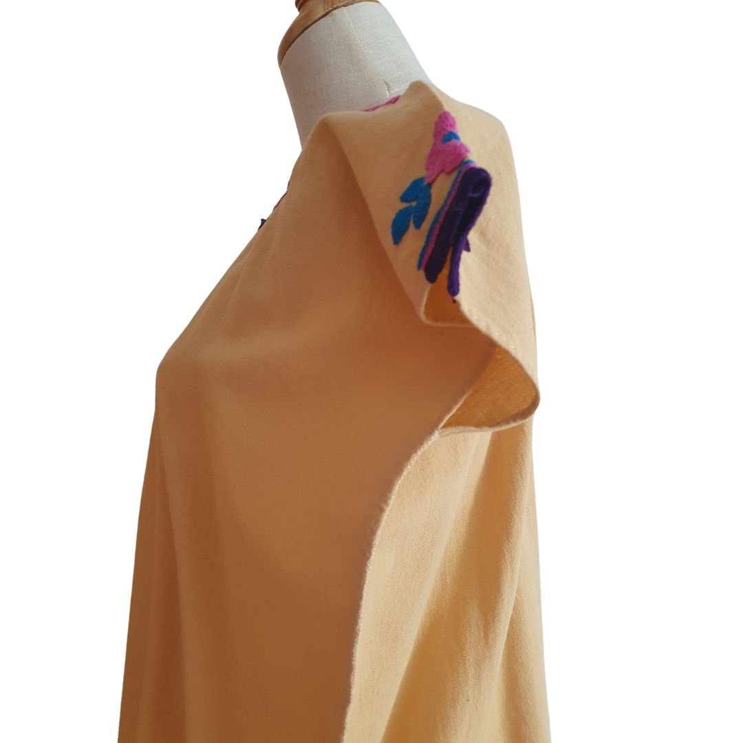 Blusa flores beige bordada a mano. Talla 36 (Grande) - Imagen 4