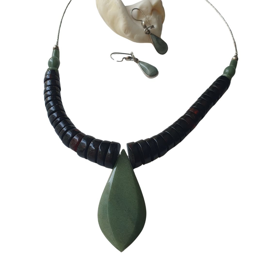 Juego de collar y aretes ámbar rojo y jade