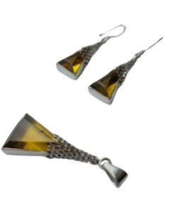 Alternative view of Juego de aretes y dije de ámbar de Chiapas