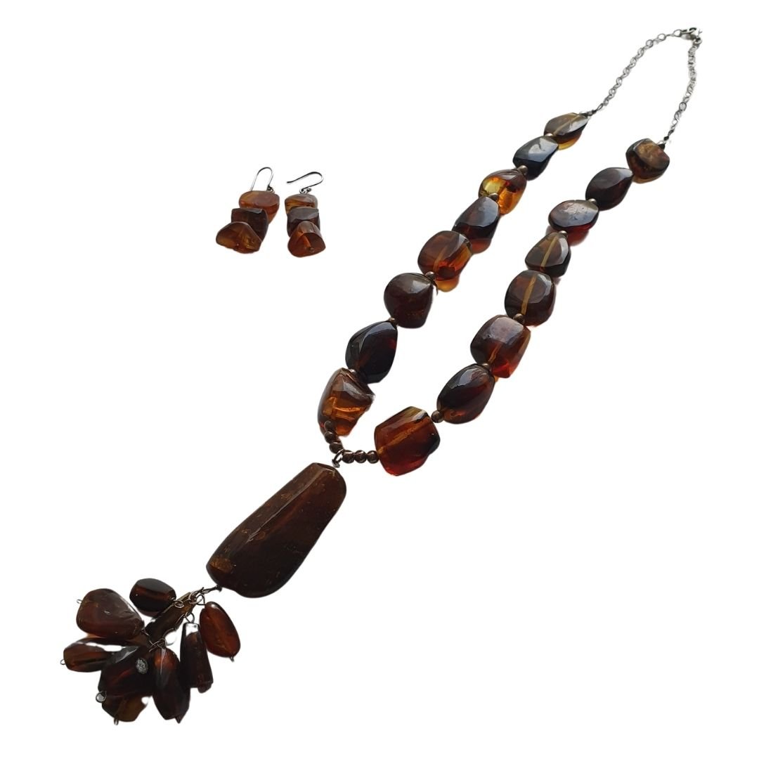 Collar y aretes ámbar tonos café-naranja